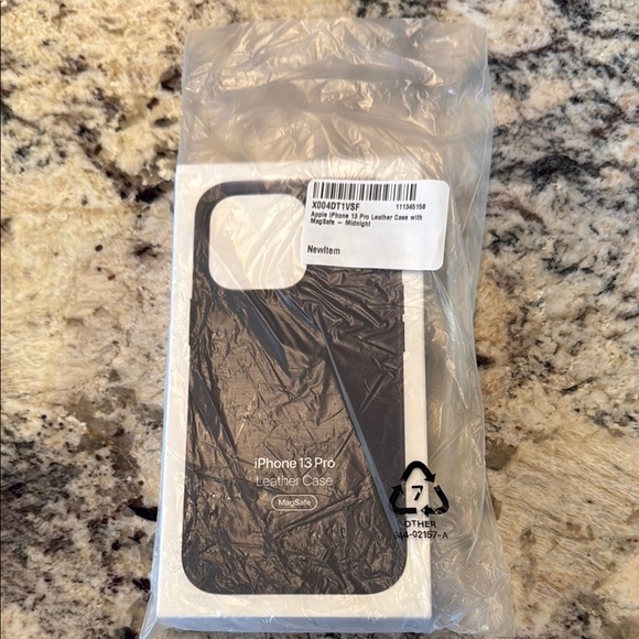 Apple iPhone 13 Pro Leather Case - Black - Picture 3 of 3